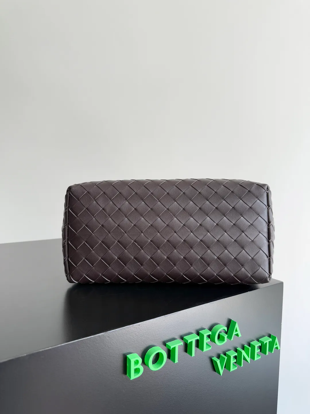 Batch 2460 BOTTEGA VENETA Bottega Veneta's 2025 new product for men ANDIAMO Bottega Veneta's main recommendation is undoubtedly the Andiamo small size. The first new favorite of the 2025 new product is a men's figure buckle bag. It can be seen that the designer has used many small ideas. The detachable crossbody strap is very convenient. It is convenient for elite office workers to reduce the burden on their hands when carrying work logs and office supplies. The interior is divided into two large compartments and a small zippered compartment. Unlike the women's model, the compartments here are not removable. The fixed large single layer also makes it easier to pack lightly when going out to work, and avoids the accumulation of too many small items. Style number: 815781 Size: 29*20*13cm